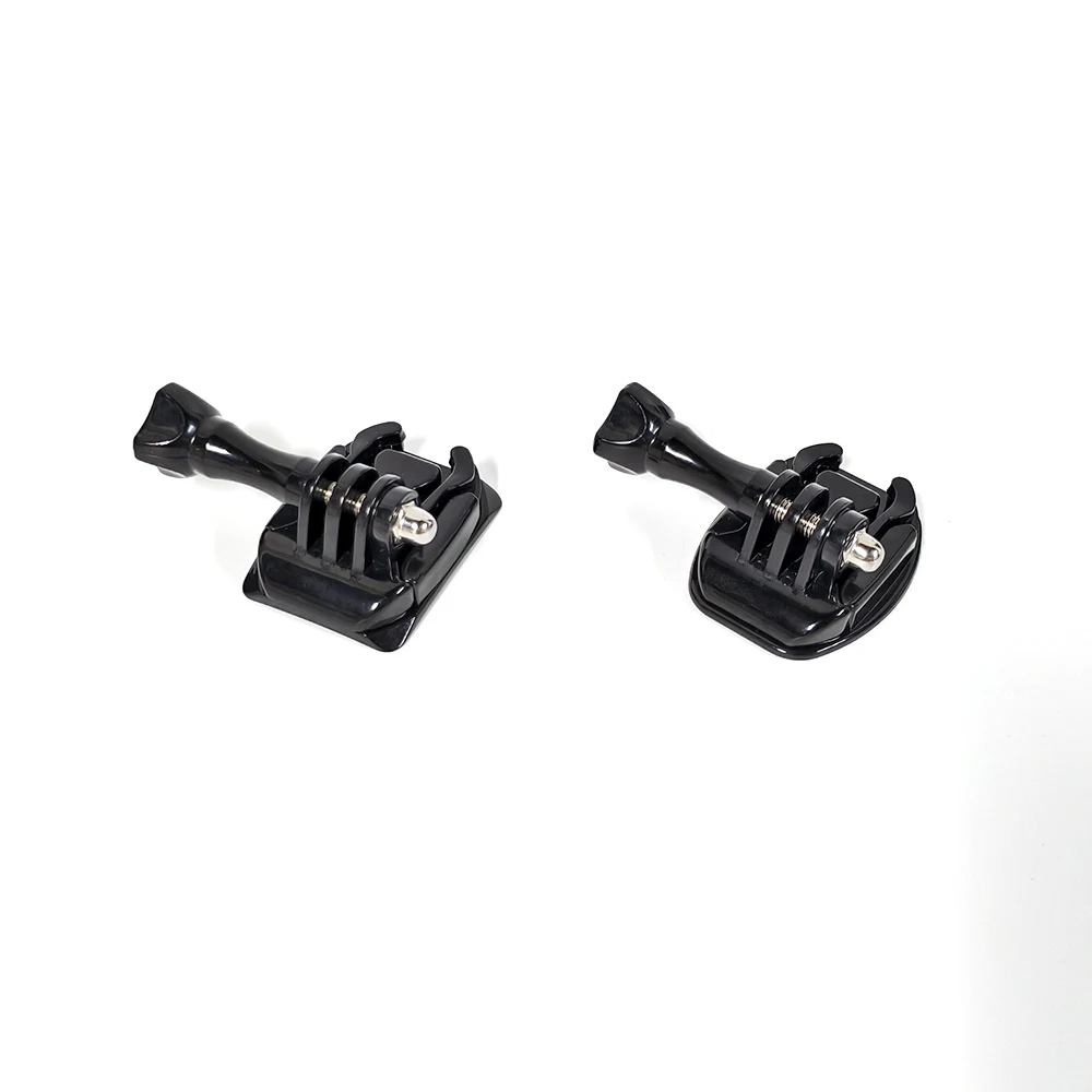 Deux supports adhésifs plats et incurvés pour caméras d'action côte à côte, l'un avec une Insta360, l'autre avec une DJI OSMO.