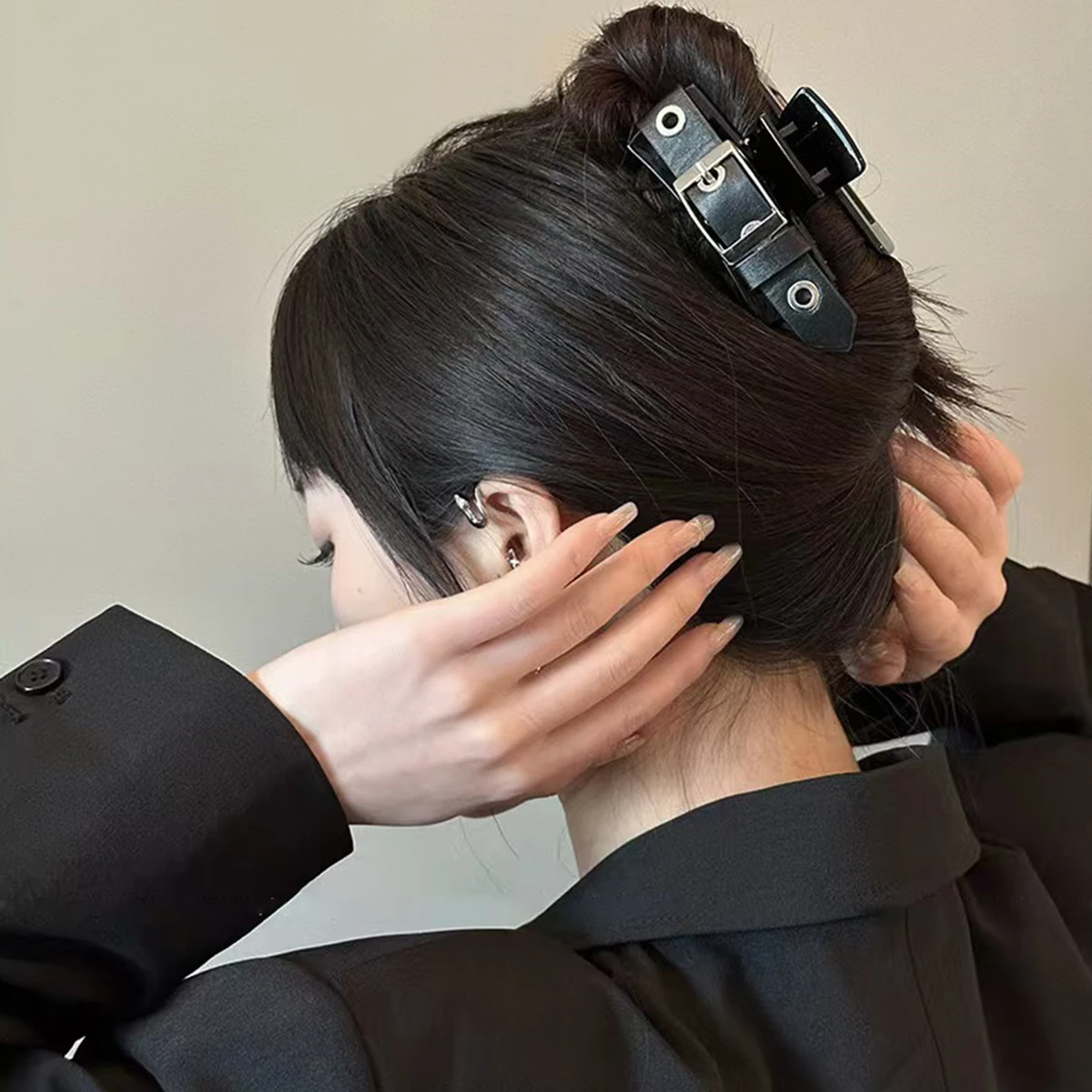 1 Stück schwarzes Lederarmband, quadratische Neuheits-Haarklammer, Punk-Stil, Y2K-Haarschmuck für Frauen, coole Hai-Clip, einzigartige Mode-Haar