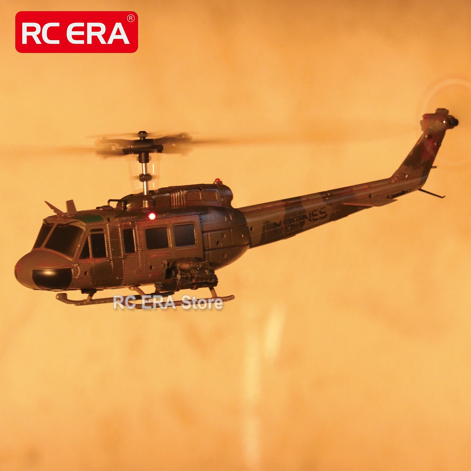 Détail du fuselage vieilli de l'hélicoptère RC C032 UH1 Huey avec marquages militaires, édition limitée.