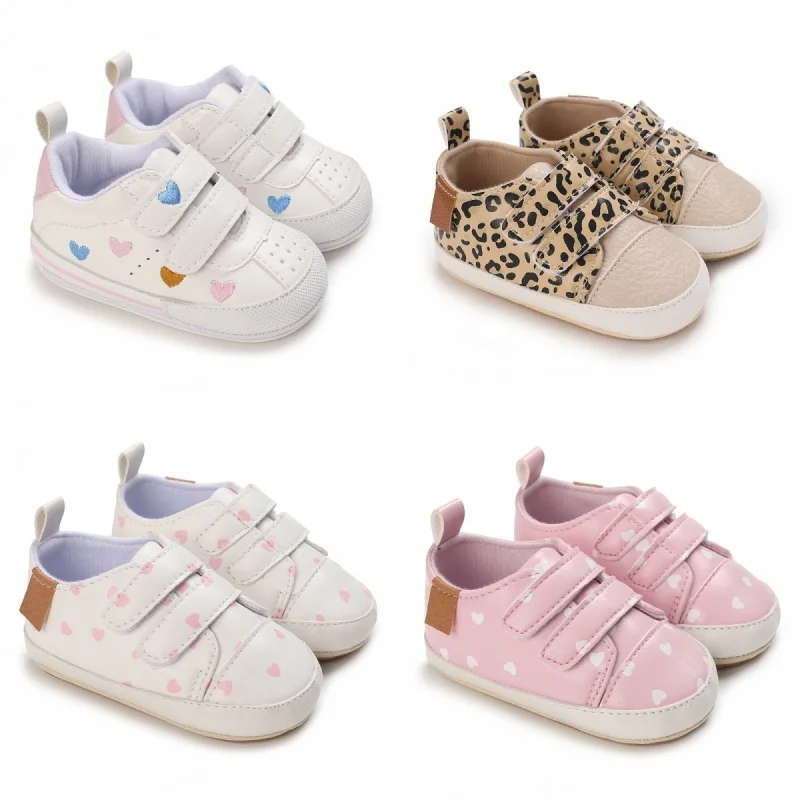 Weiße Babyschuhe für Mädchen, schöne Herz-Stickerei, lässige Turnschuhe, rutschfest, für Kleinkinder, Taufe