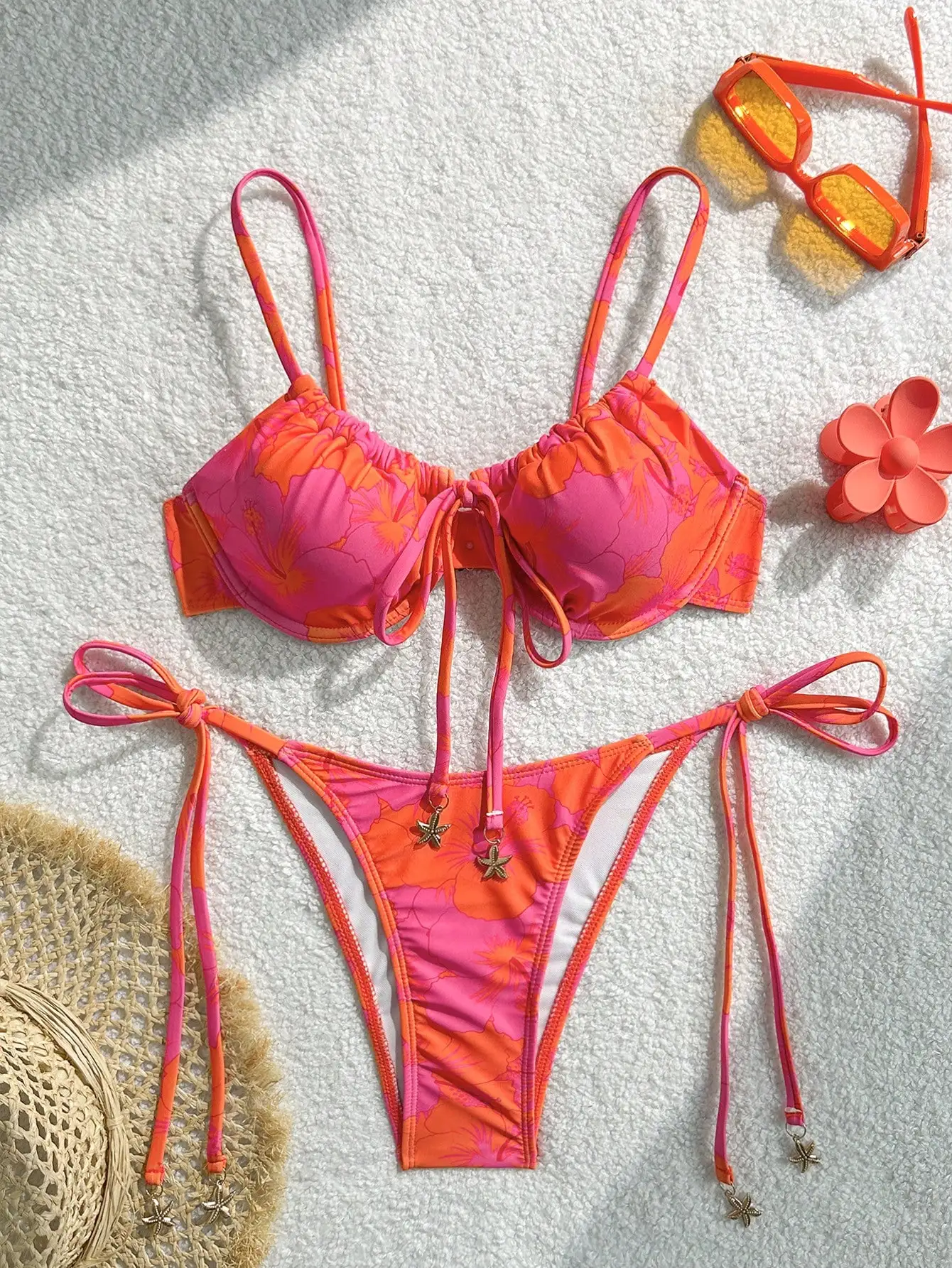 Orange-Pink Hibiskus-Print Bügel-Push-Up-Bikini-Set mit seitlichem Bindeband, High-Cut und Seestern-Anhänger, 2-teiliger Badeanzug für Damen, Sommer-Strandmode