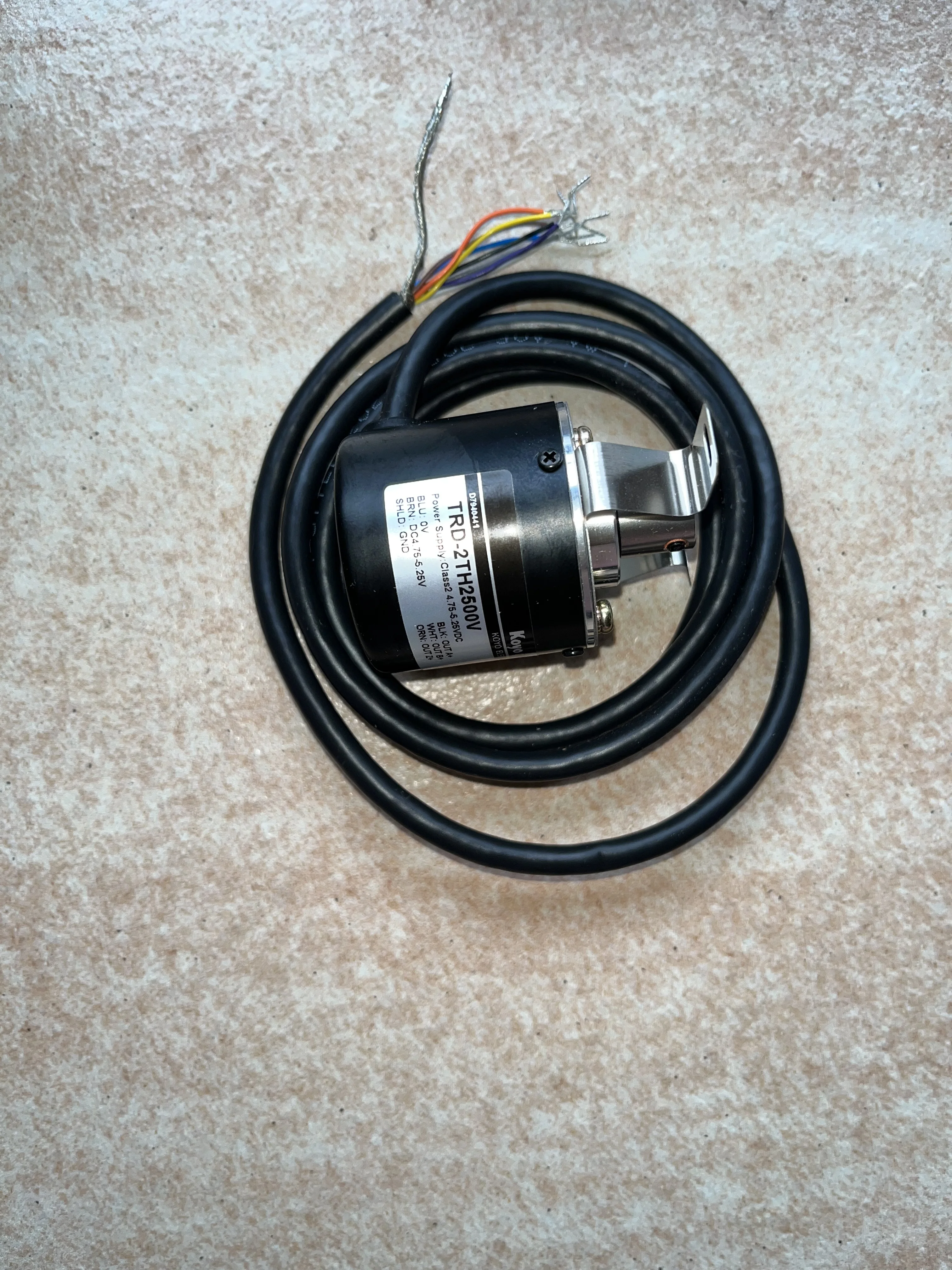 

Новинка, оригинальный подлинный фотоэлектрический инкрементный Поворотный энкодер KOYO с реальной осью TRD-2TH2500V 4,75-5,25 В постоянного тока