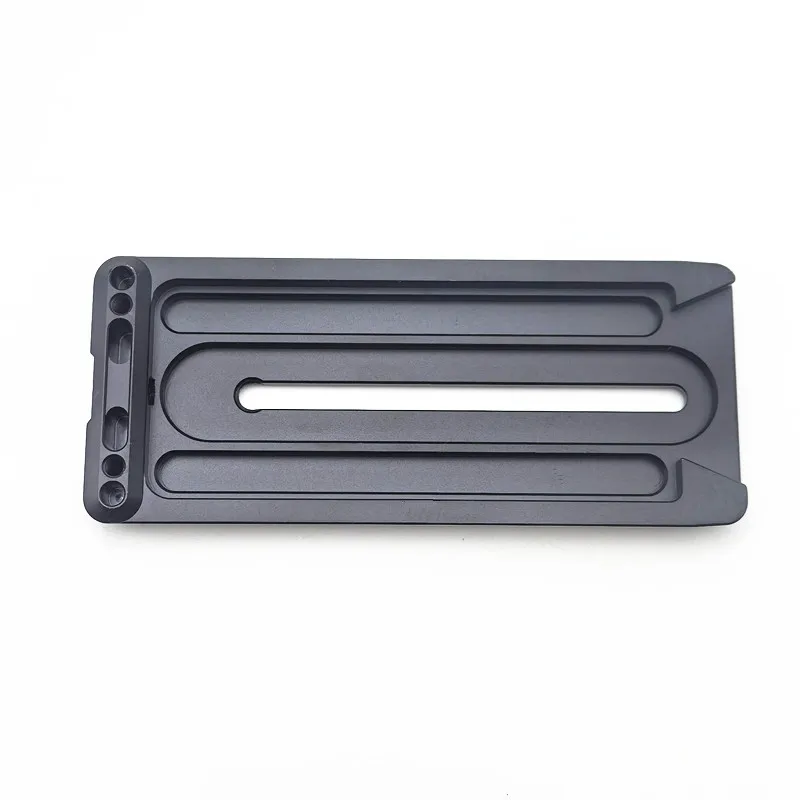 Plaque de dégagement rapide en aluminium pour stabilisateur, fixée sur un trépied avec un appareil photo.