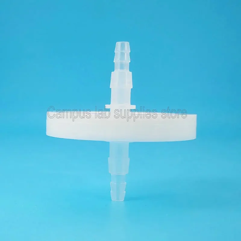 Filtre PTFE 0.22µm 50mm tenu à la main, illustrant sa taille compacte adaptée aux respirateurs.