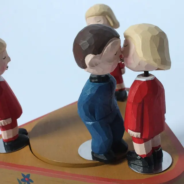 Zene Doboz Kézzel Készített Fa Faragás Rotary Fiú Lány Csók Vintage Stílusú Zenei Születésnapi Ajándékhoz Otthoni Dekoráció Véletlenszerű - Image 2