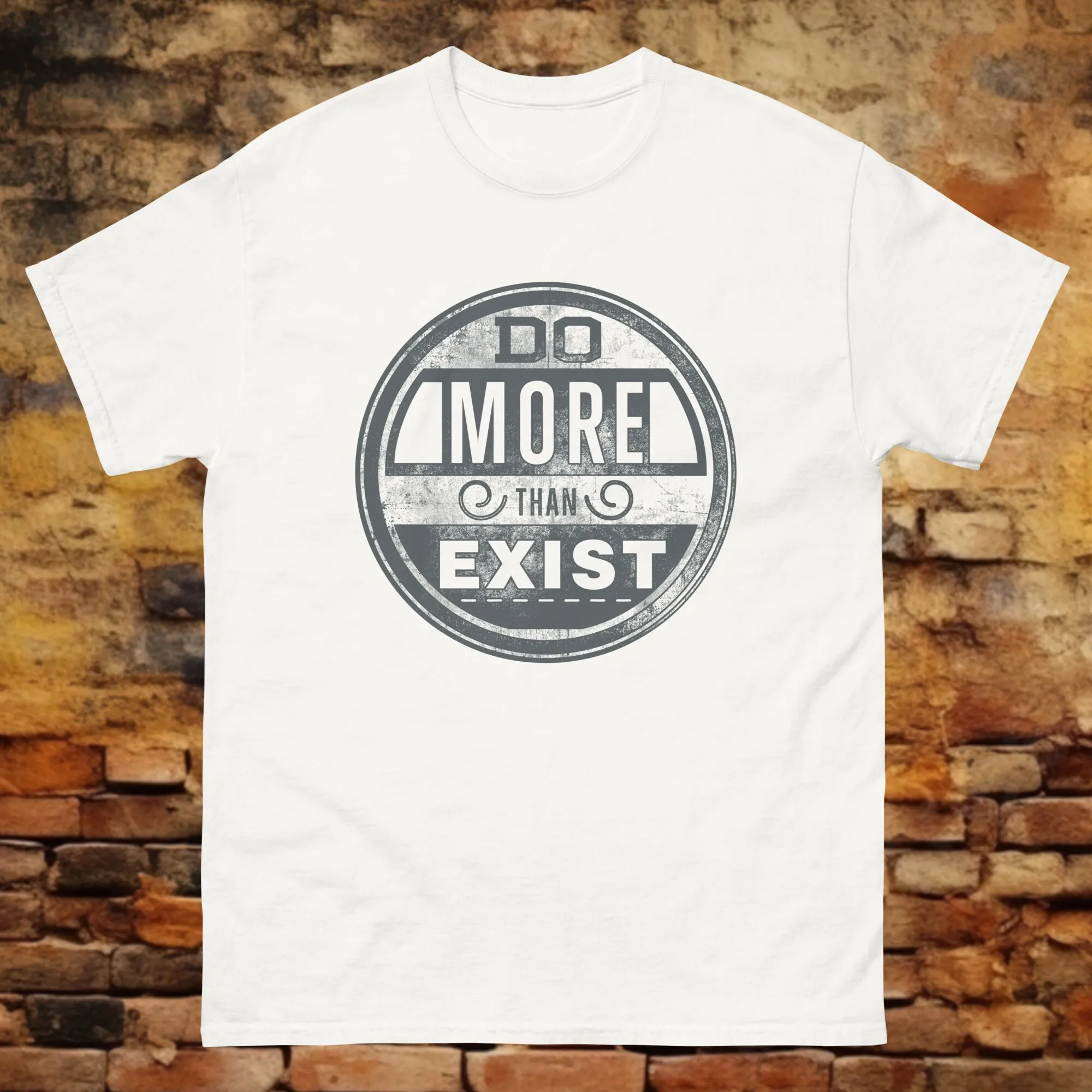 Maglietta con slogan ispiratore e timbro vintage, fai più che semplicemente_voghion.com