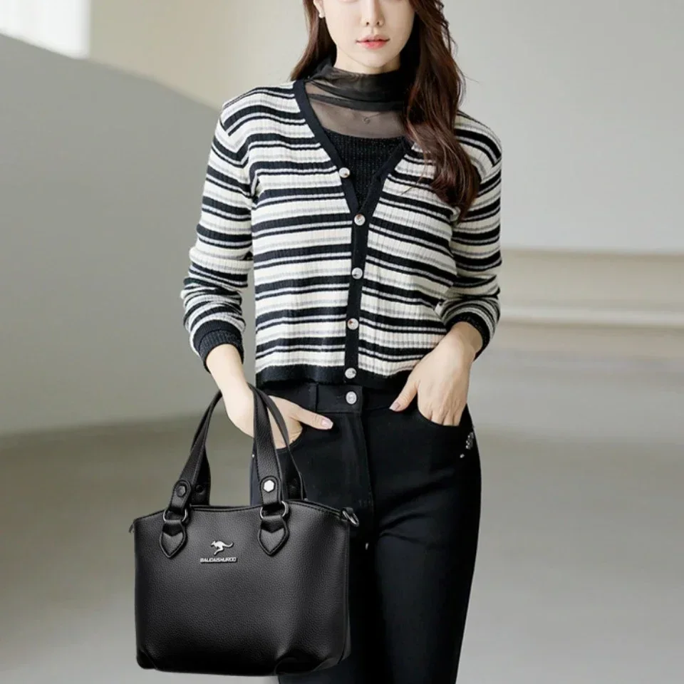 تُعد حقائب الكتف الجلدية الناعمة الأصلية للنساء من...