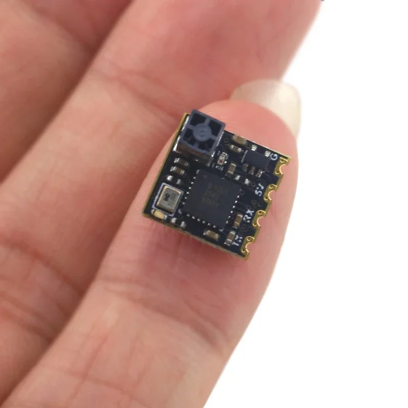 Récepteur ELRS Mini 1 ou 2 pour Drone FPV - ExpressLRS 2.4GHz, tenu dans une main pour illustrer sa taille compacte.
