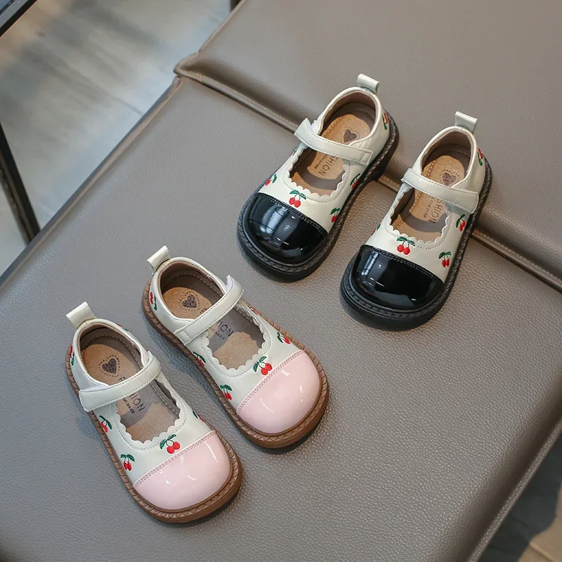 

2024 Весенняя детская обувь для девочек темпераментные модные туфли принцессы Яркие Кожаные маленькие вишневые туфли для девочек с закрытым носком