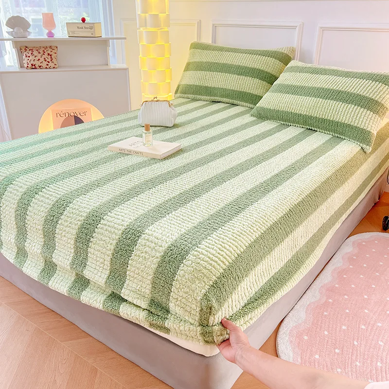 

Winter double plush bedspread with thickened and snug fit warm mattress protection, elastic bedsheet winter bedspread