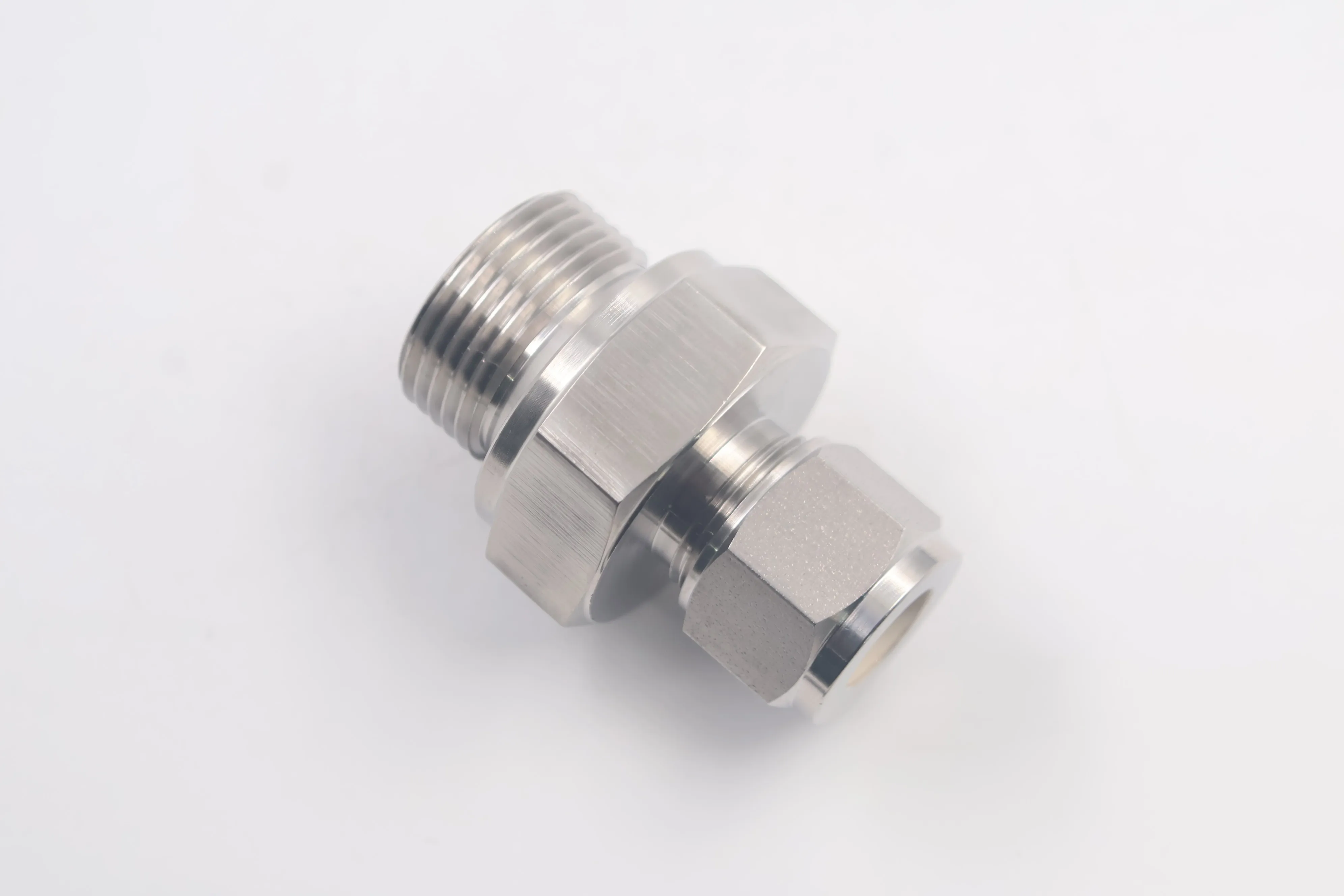 SS-12M0-1-12RS, Tube Fitting, Male Connector, 12 mm Tube OD x 3/4 in. Male ISO Parallel Thread, Straight Shoulder