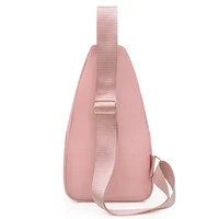 Sac à dos de style neutre pour homme et femme, avec tissu incliné multicolore et matière nylon. Convient aux voyages. 2