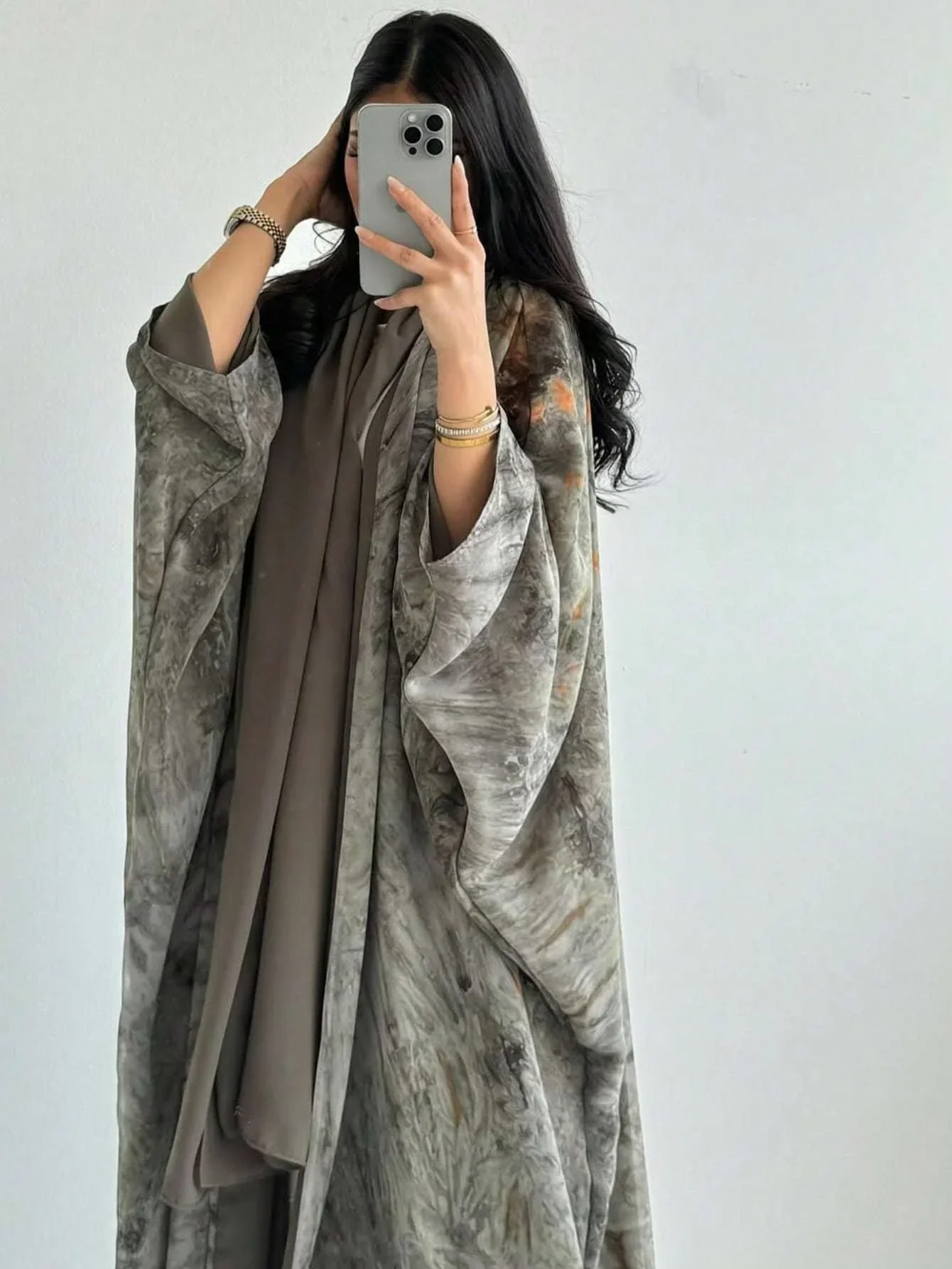 عباية رمادي رخامي – أناقة هادئة بلمسة عصرية
