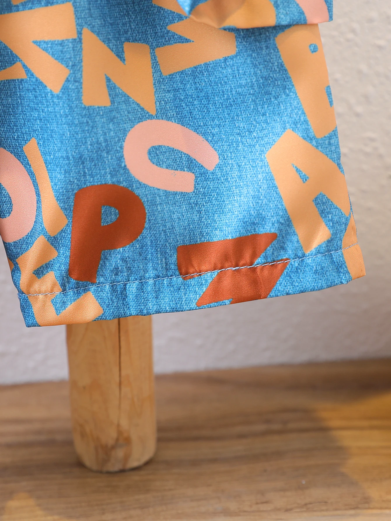 Sommer-Freizeitmode für Babys mit Denim-Imitat-Print, Buchstabe voller Aufdruck, Reversbrust, kontrastierendes Hemd und Taschendesign – Detail 8