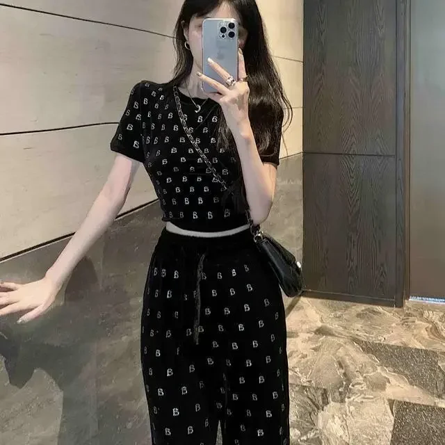 2024 New Velvet Two-piece Set with Foreign Style Heavy Industry Hot Diamond Short Sleeved Top and Casual Pants Set Design Sense