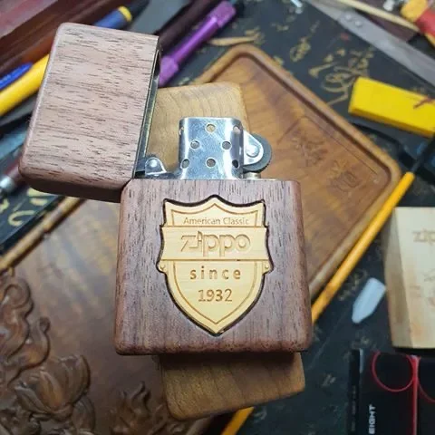 Accendino Zippo In Legno Di Noce Fatto A Mano Con Logo Zippo Dal 1932 Collezione Antivento In Scatola