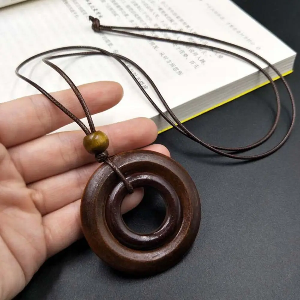 Nuova collana etnica a catena lunga in maglione con foglia di gufo in legno rotondo per gioielli da donna con ciondolo a catena lunga con ciondolo in rilievo acquista in modo economico