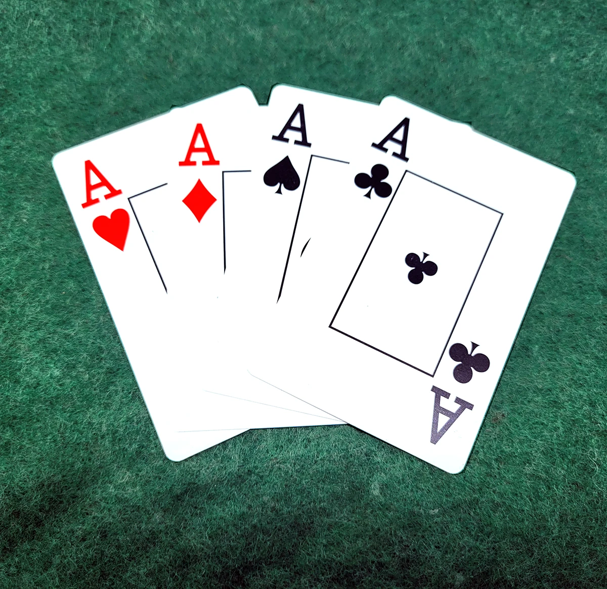 Jogo De Cartas Baralho Completo Paciência 21 Buraco Truco Poker Ótima  Qualidade