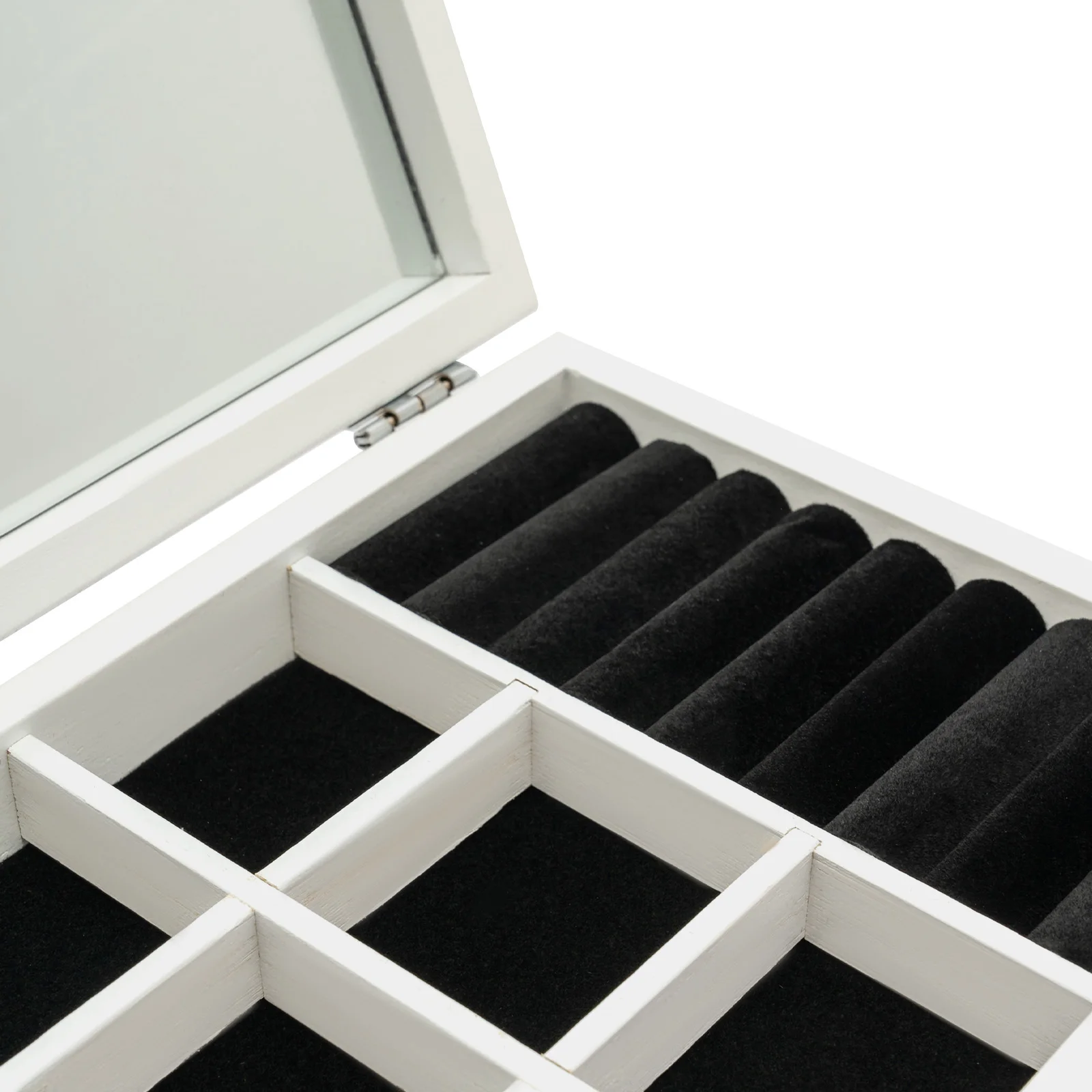 Boîte à bijoux blanche mise en scène sur une coiffeuse élégante