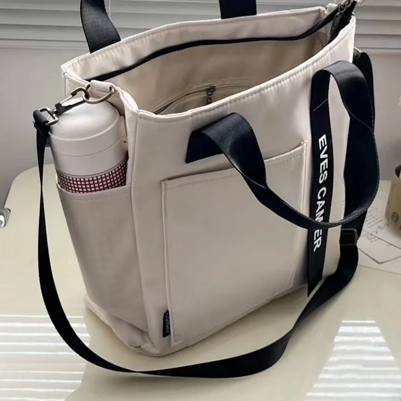 Design waterproof and fashionable tote canvas car crossbody bagsimple and versatile one shoulder portable lunch bag