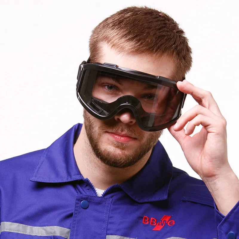 Protection oculaire professionnelle : lunettes de sécurité anti-impact et anti-éclaboussures chimiques portées par un technicien