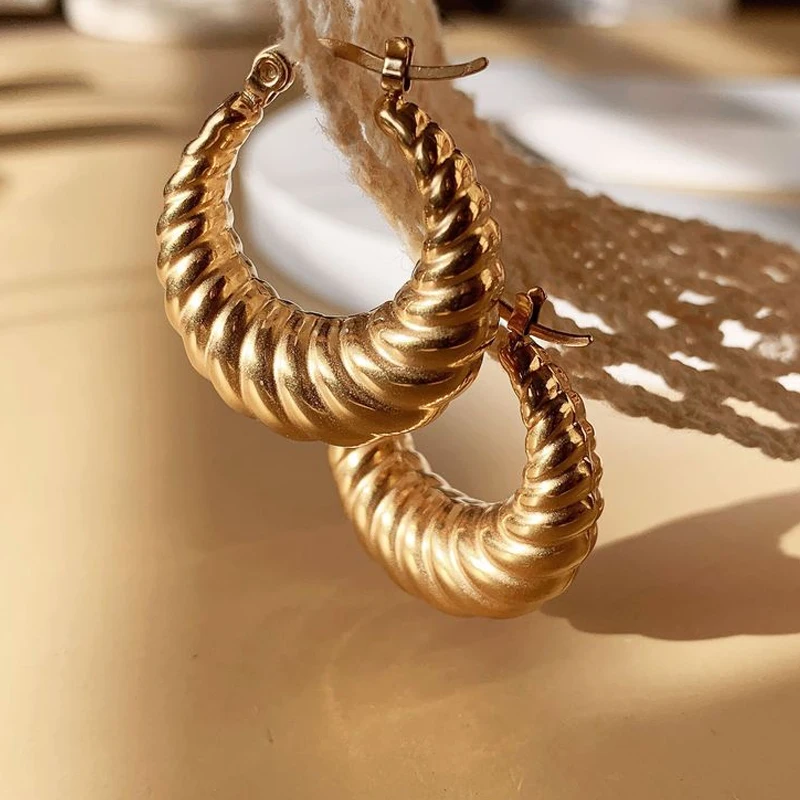 Punk PVD 18K Gold Plated Croissant Twist Chunky Huggie Hoop Earrings Stainless Steel Hammered Earring Wed Ear Jewelry Pendientes