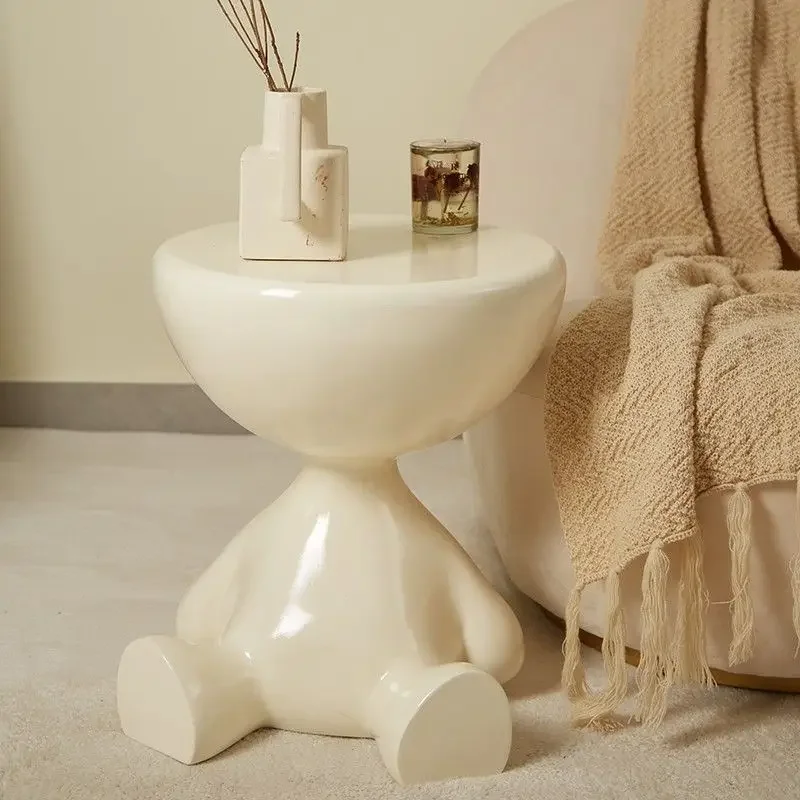 طاولة بجانب السرير باللون الكريمي