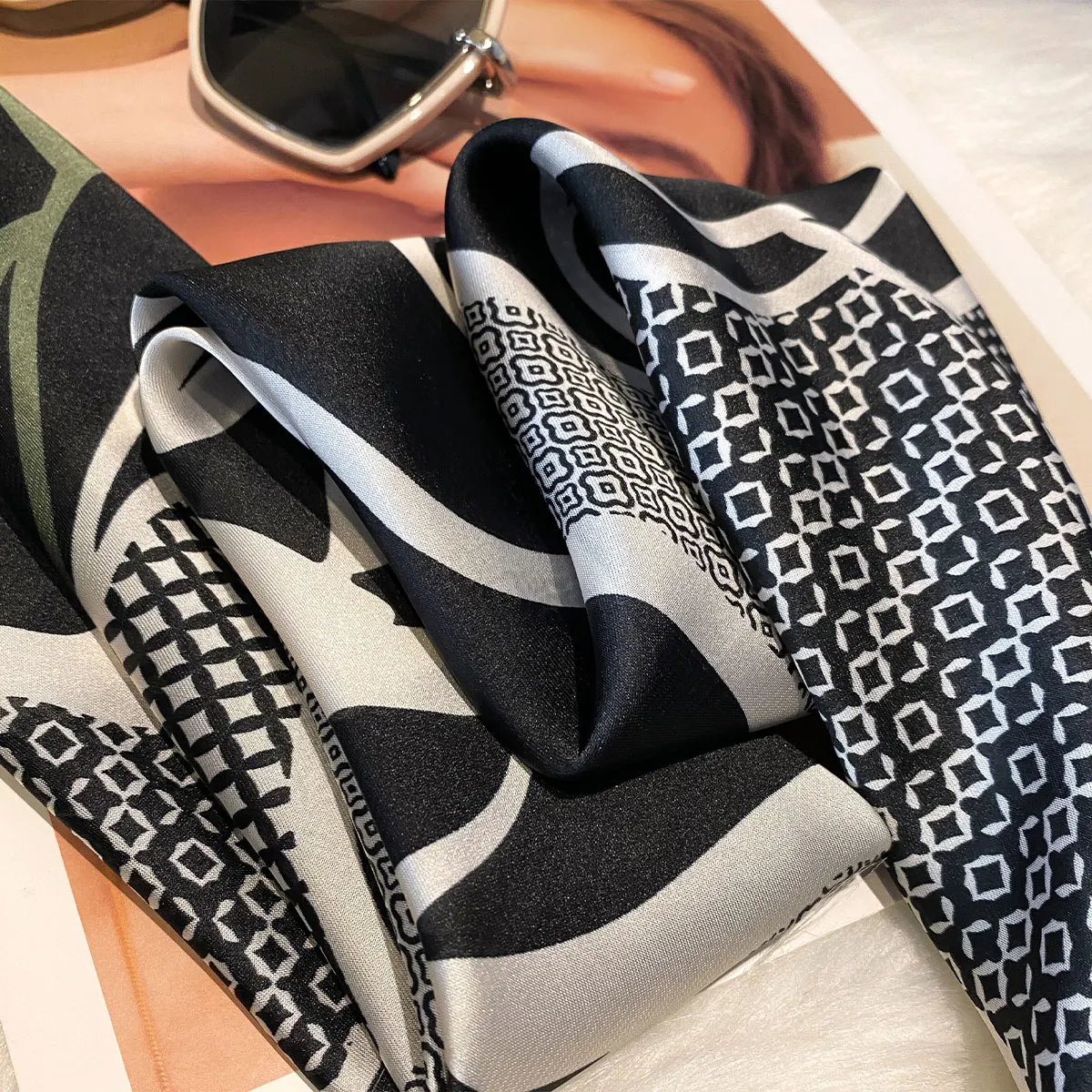 2025 neue Mode 70X70 cm frauen Schal Seide Kamelie Druck Schal Quadrat Schal Dekorative Stirnband Hals Luxus Design bandana – Detail 2