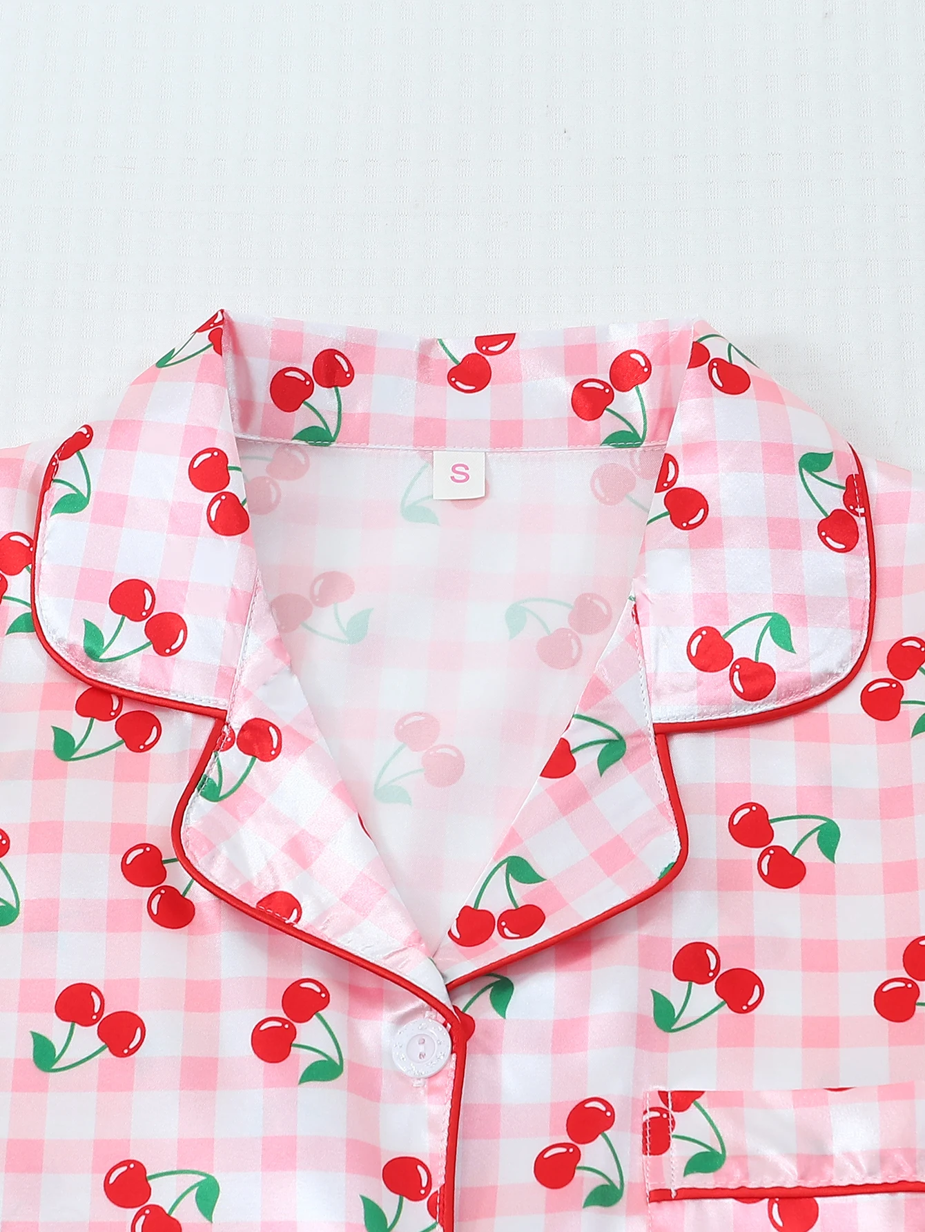 Conjunto de pijama de cetim de 2 peças com estampa de cereja xadrez rosa e branco, shorts de manga curta, pijama feminino, conjunto de loungewear adequado para uso doméstico 3