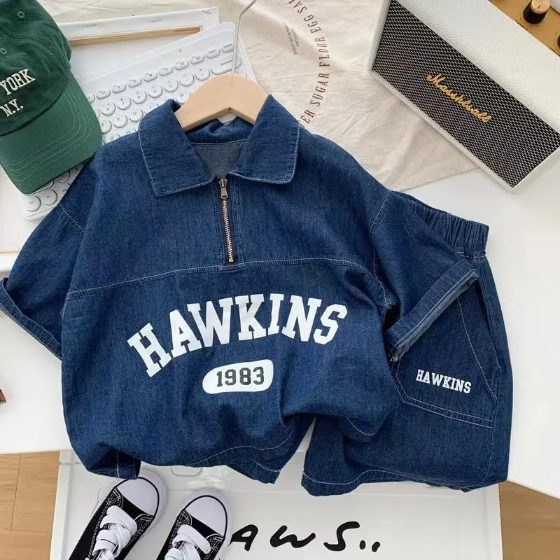 Completo di abbigliamento per bambini completo di jeans 2024 vestito di jeans Casual estivo da ragazzo con stampa di lettere Top + pantaloncini vestito Casual a due pezzi