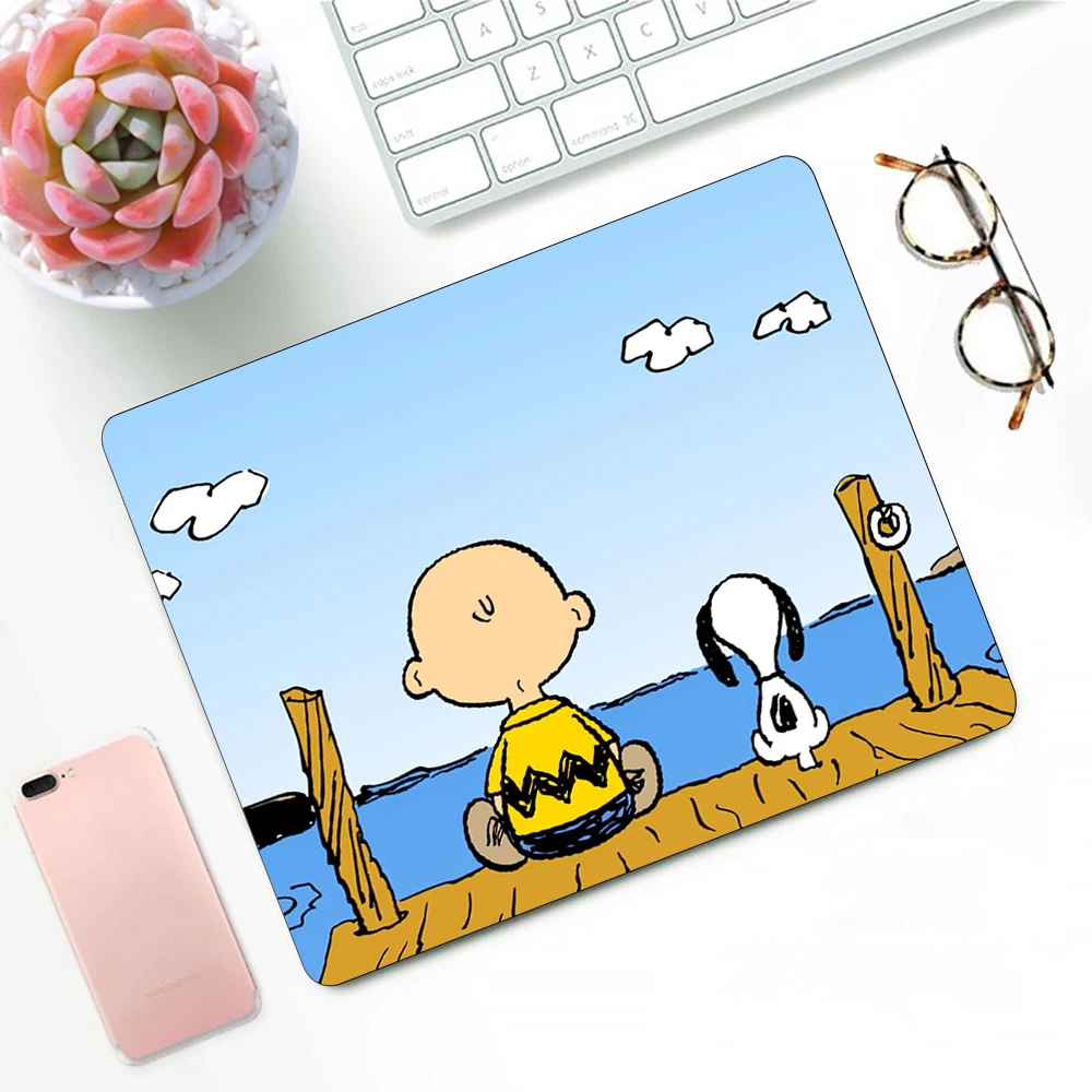 thumbnail image 1 of Alfombrilla de ratón para juegos con dibujos de perros Snoopy, tamaño pequeño, para PC, decoración de escritorio, oficina, escritorio, 1 of 5