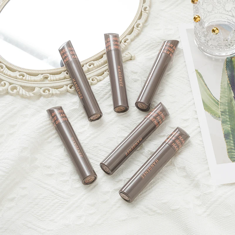 Velvety Matte Lip Gloss for a Long-Lasting Retro Charm