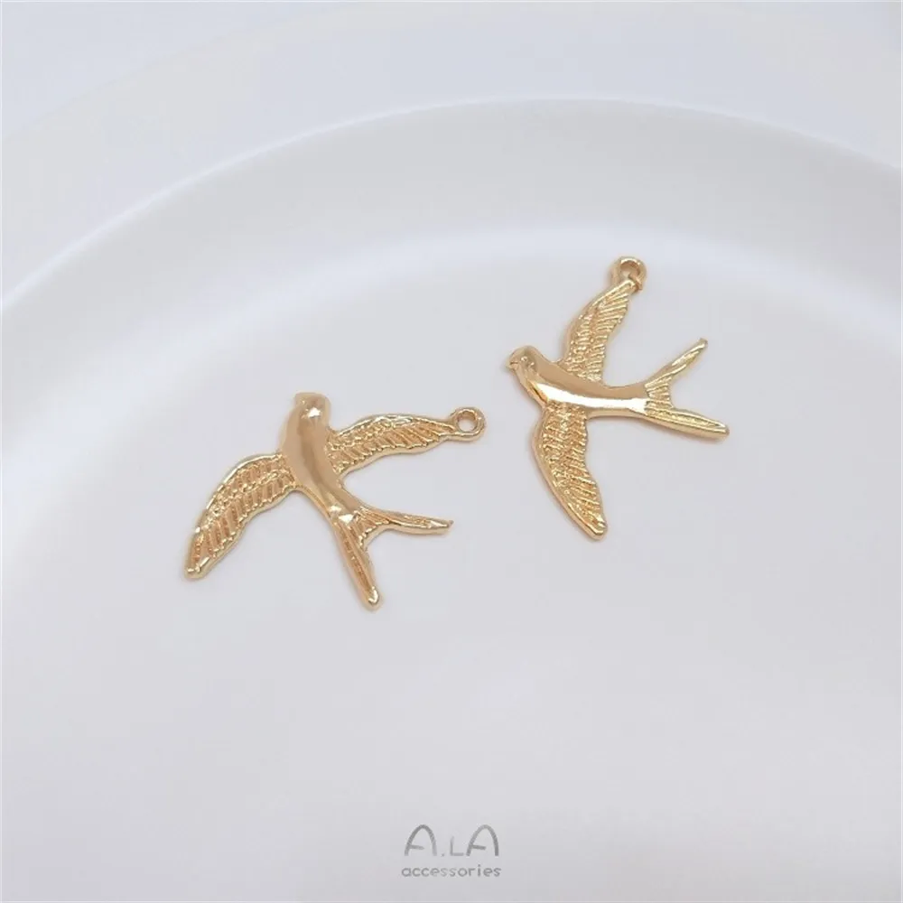 Рисунок 4 - Позолоченный и спокойный кулон в виде летящей голубь