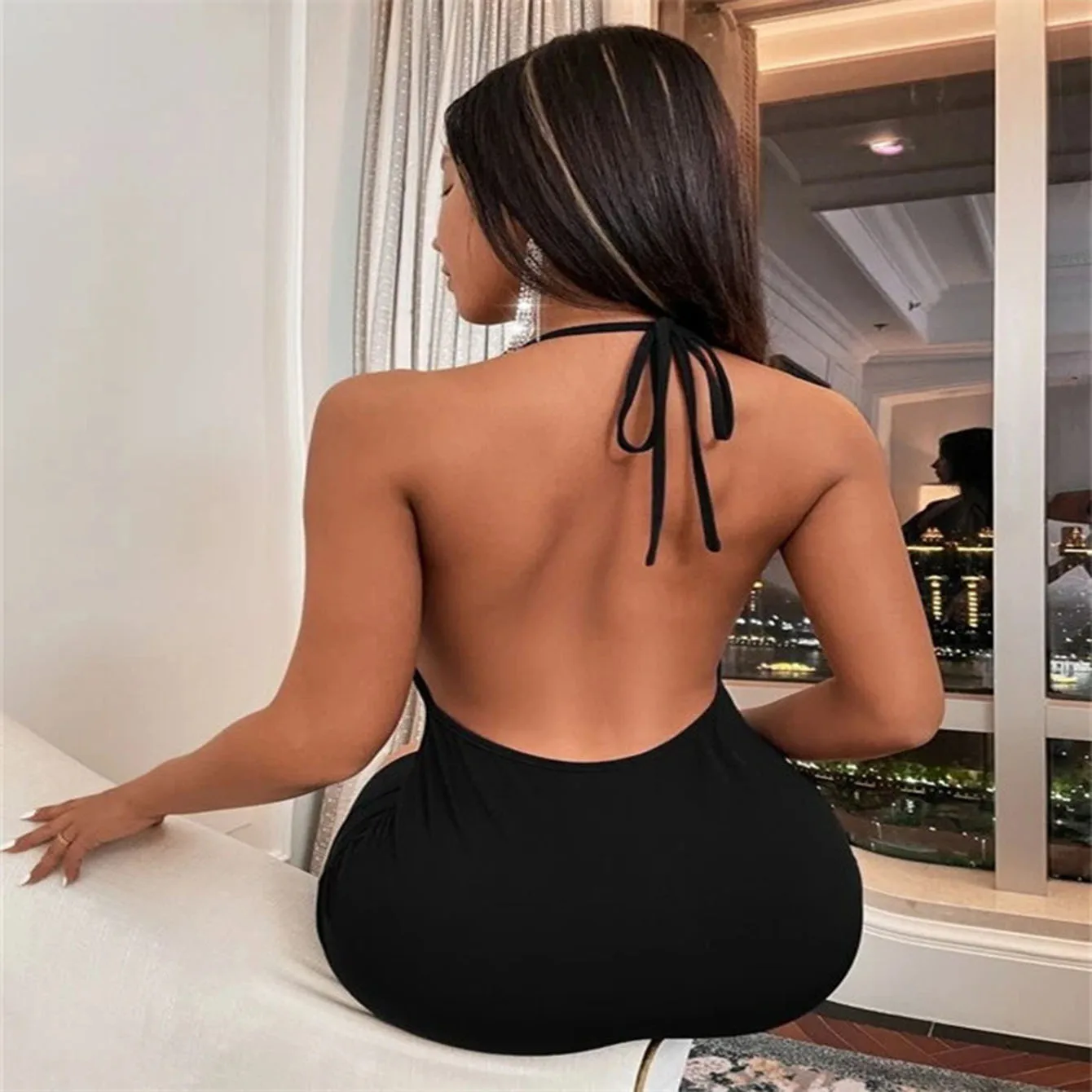 Nouvelle robe courte dos nu à col halter tendance pour femmes européennes et américaines, inspirée des styles printemps-été.
