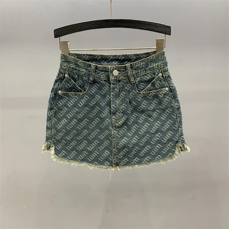 

Летняя новая джинсовая короткая юбка Y2K с высокой талией и буквенным принтом для женщин, облегающая и нескользящая Маленькая мужская облегающая юбка до середины бедра, 2024