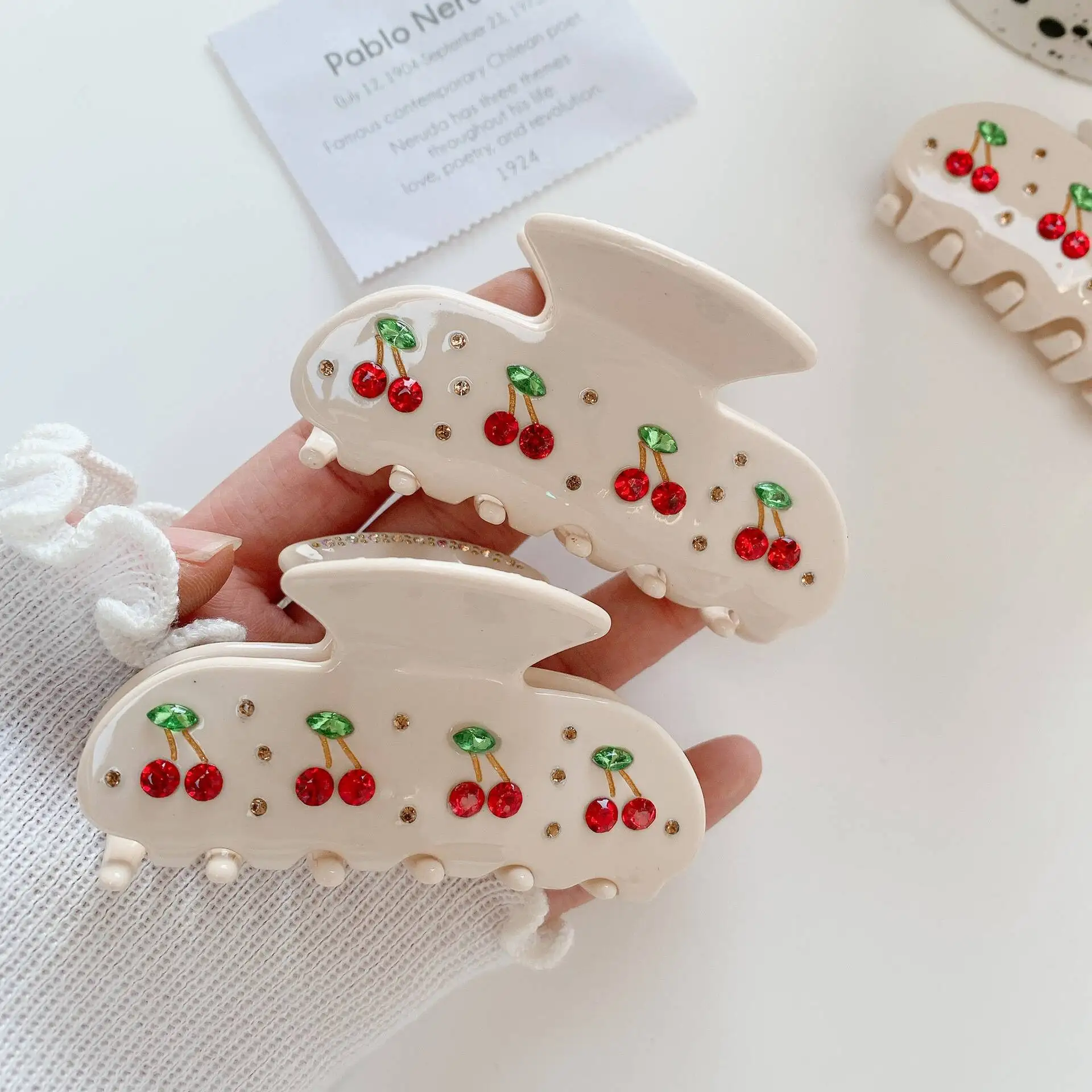 Niedliche Kirschkuchen-Haarspange aus Acetat, Hochsteckfrisur-Klauenklammer auf der Rückseite, schöner Haarschmuck, neues Design, Strass-Haarschmuck – Detail 8