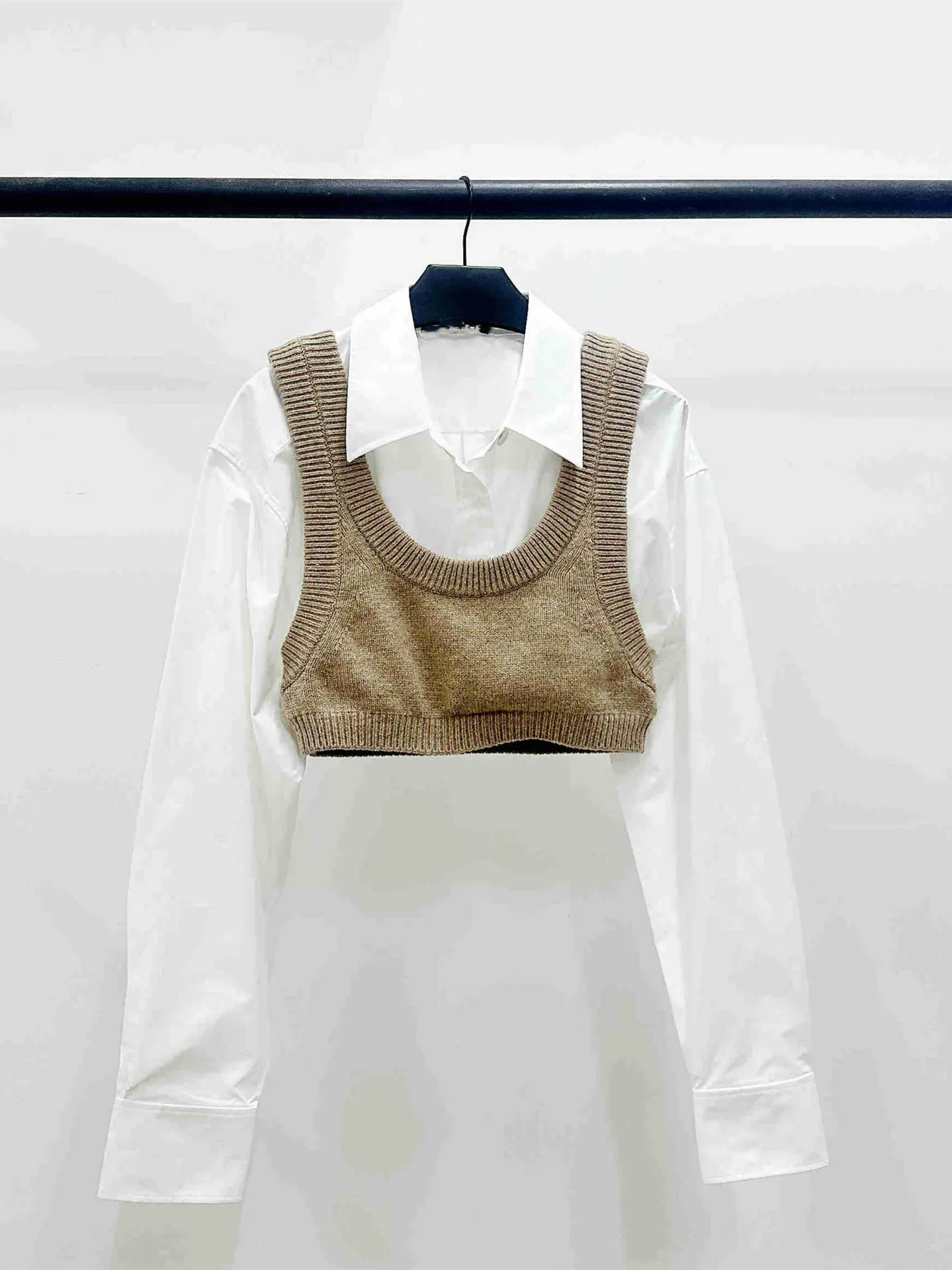 

2023 Early Autumn Women Fake Two Piece Shirt Spliced Knitted Tank Top Turn-down Collar Cropped Blouse