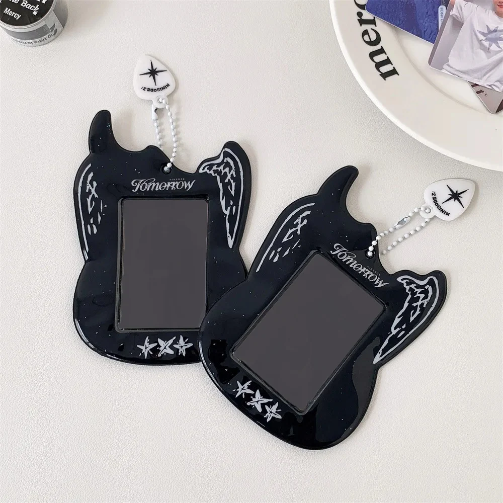 Schwarzer cooler Gitarren-PVC-Kartenhalter für Kpop Idol, 3 Zoll Fotokarten-Schlüsselanhänger, Taschenanhänger, hohles Display, Ausweis, Bus, Kartenetui im koreanischen Stil – Detail 5