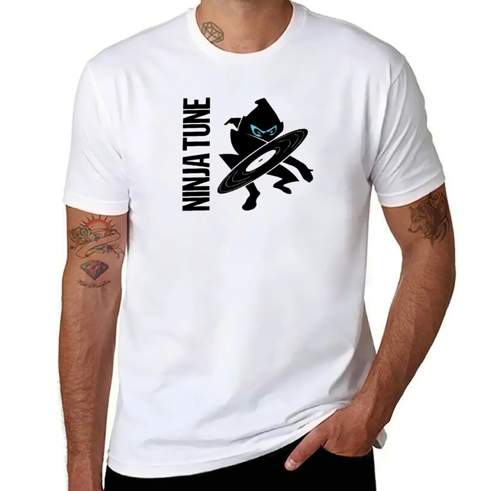 

Футболка Ninja Tune с логотипом 2 именем слева (белый фон), корейские модные заготовки для мужской тренировочной рубашки для мальчика