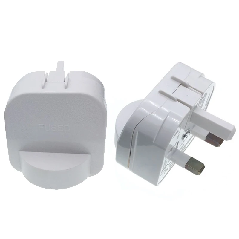 Adaptador enchufe Ingles-Europeo. Incorpora fusible- Bombillasytubos