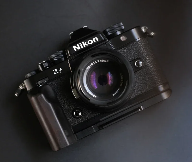 【美品】Nikon Zf 本体　黒　グリップ付 SD32GB付 美品】Nikon Zf 本体黒グリップ付 SD32GB付