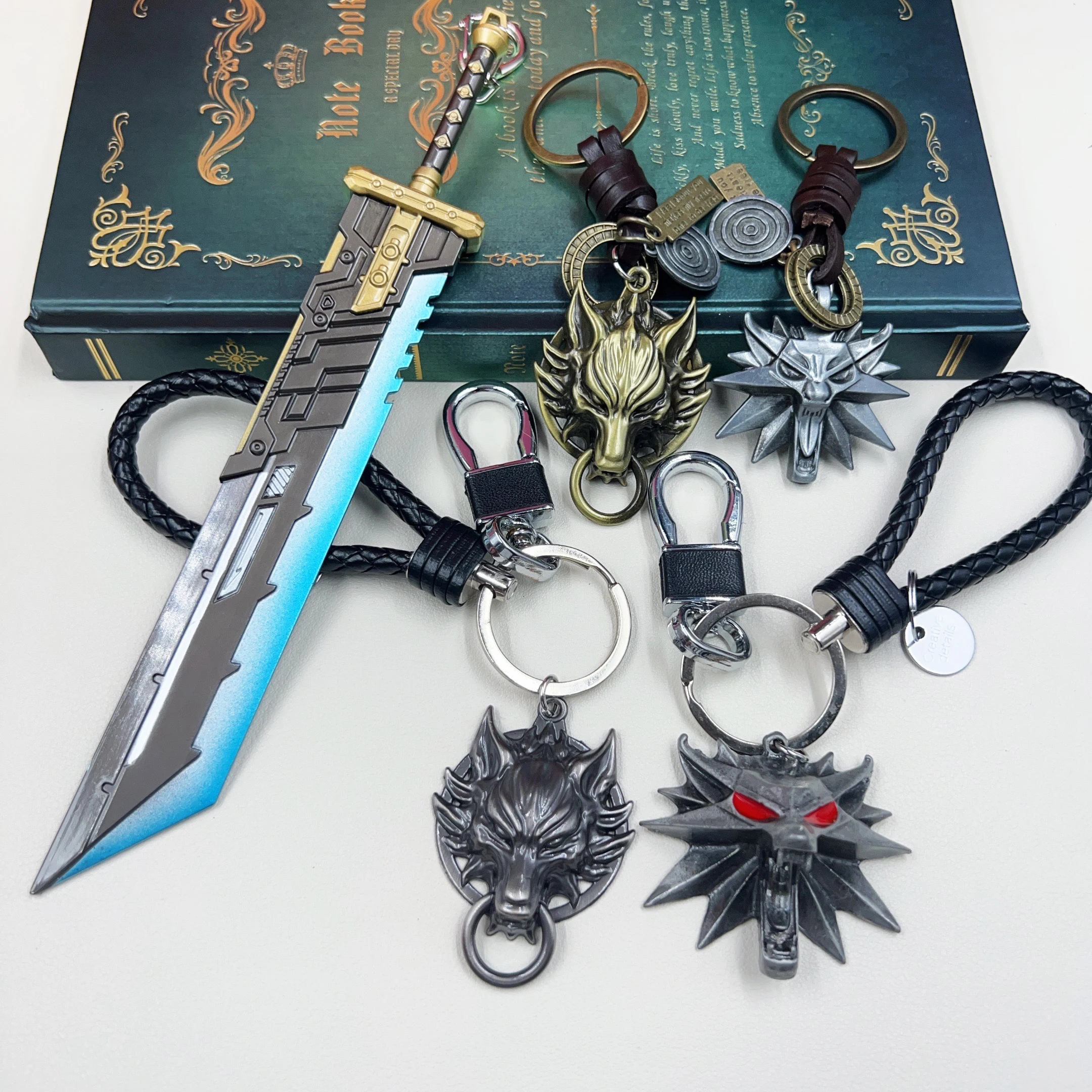 Cloud &fenrir & Strife KujiTowel ,本キホルダー Final Fantasy VII: Advent Children Play Arts Kai Cloud