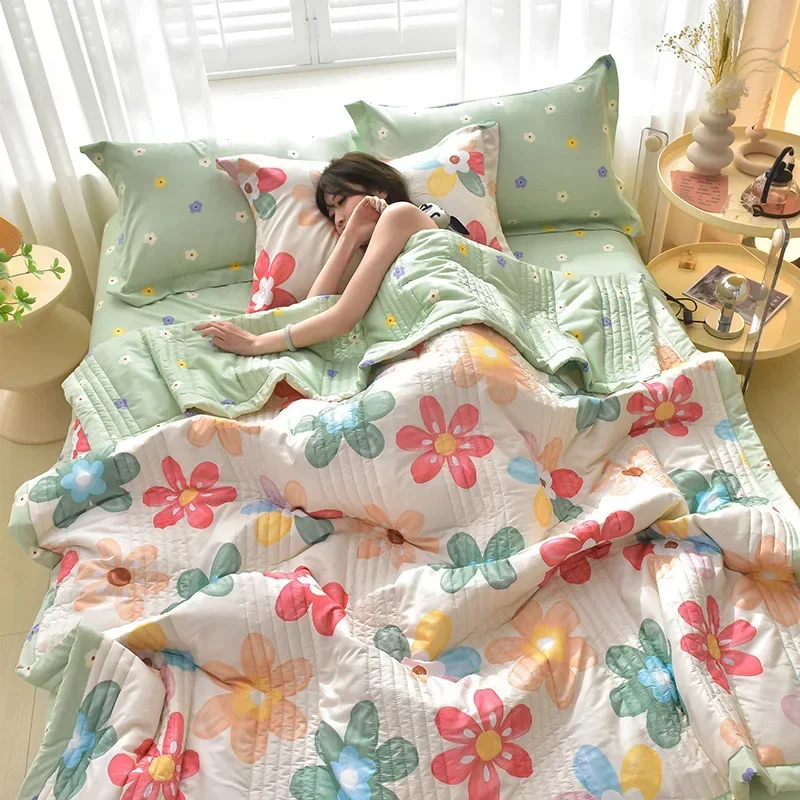Lightweight Quilted Summer Blanket - Soft, Breathable, and Washable Queen Size Duvet