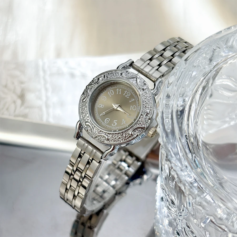 Silver Retro Carved Dial Watch with Polished Stainless Steel Strap