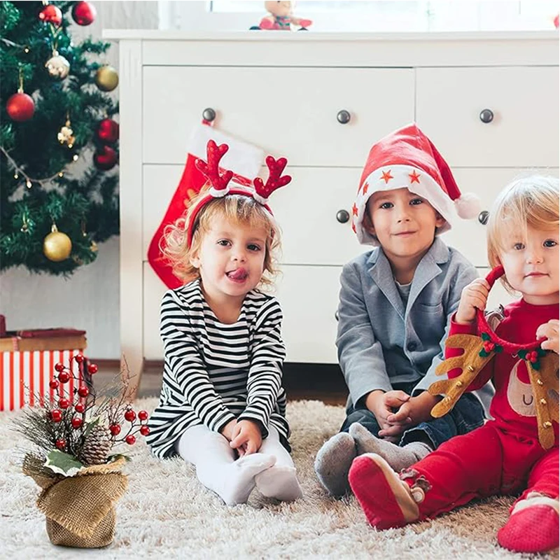 Árbol de navidad artificial de mesa con piñas y bayas rojas_voghion.com