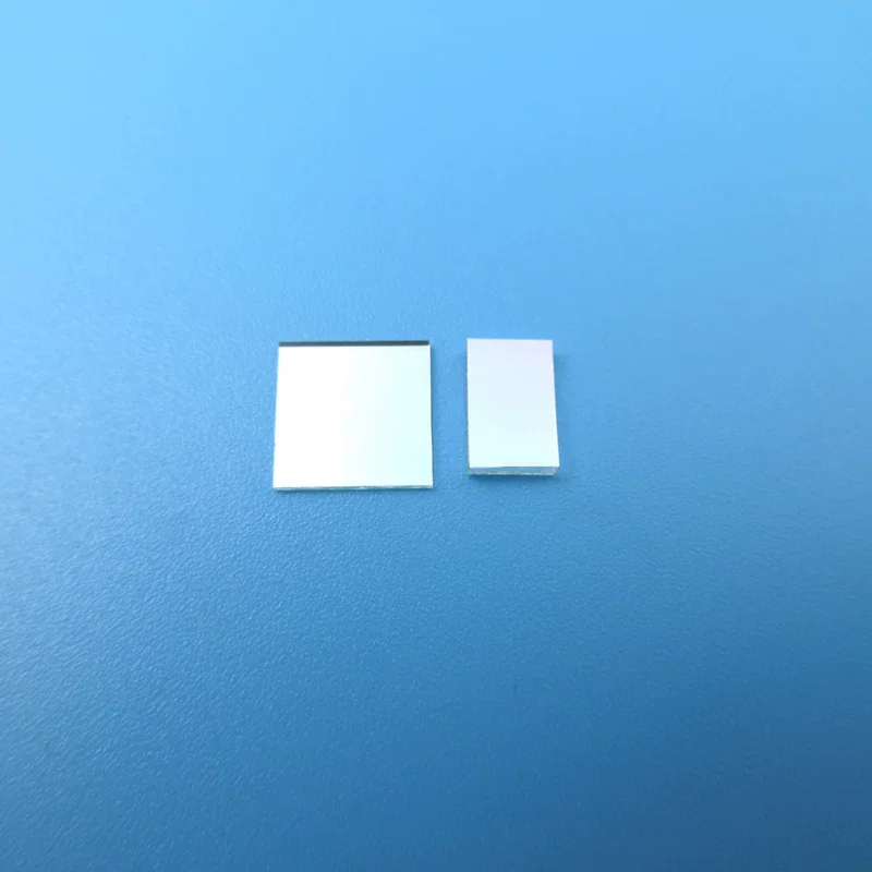 590nm 협대역 통과 필터 최대 투과율 약 90% FWHM30-40nm 원형 및 사각형 크기 선택 가능