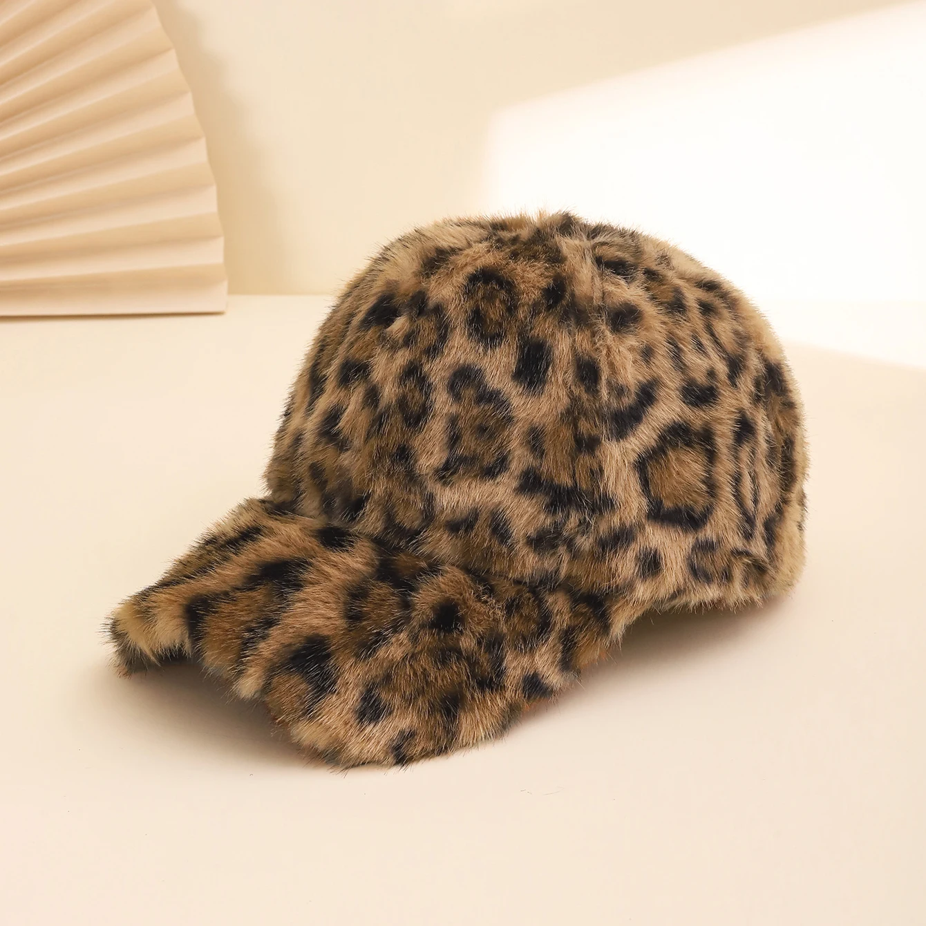 Koreanische Mode-Baseballkappe mit flauschigem Leopardenmuster, vielseitige, trendige Vintage-Snapback-Mütze, perfekt für Frühling und Herbst – Detail 4