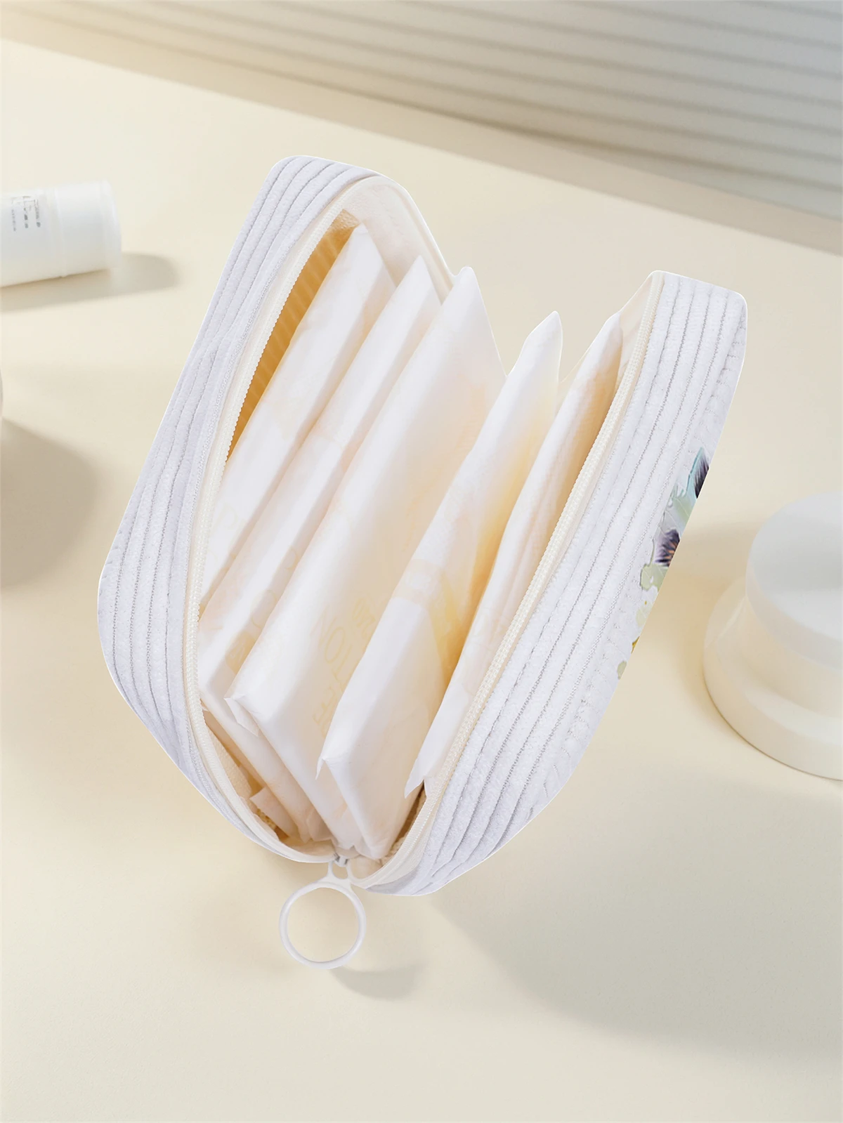 Cartoon giraffe pattern printed sanitary napkin storage bag, women's lightweight tissue bag, sanitary tissue bag