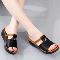 Sandales compensées en cuir véritable pour femmes, semelles souples d'été, semelles épaisses légères, sandales pour femmes, pantoufles, chaussures d'extérieur pour maman 5