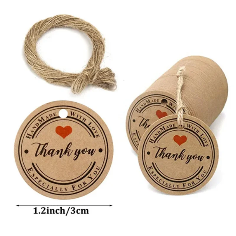 Darčekový štítok pripevnený na šnúrke na balíku